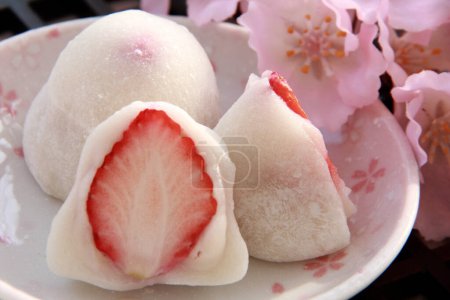 Téléchargez les photos : Cuisine photo de dessert traditionnel japonais, mochi aux fraises - en image libre de droit