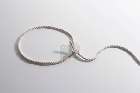 Foto de Primer plano plano de cuerda blanca con lazo sobre fondo blanco - Imagen libre de derechos
