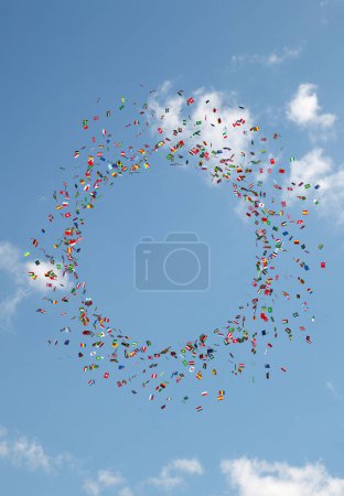 Téléchargez les photos : Vue des drapeaux nationaux flottant en fond de ciel bleu - en image libre de droit