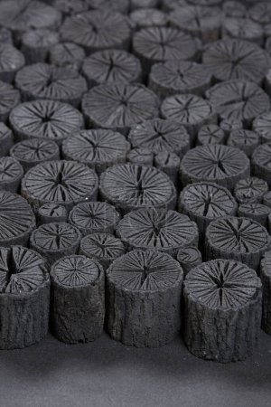 Carbón vegetal de madera natural sobre fondo, de cerca