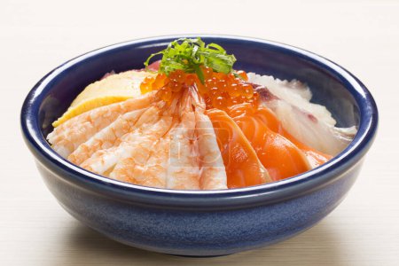 Téléchargez les photos : Vue rapprochée de délicieux sashimi frais au saumon et aux crevettes. - en image libre de droit