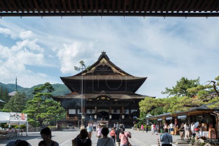 Foto de Escénica toma de turistas visitando antiguo santuario japonés - Imagen libre de derechos