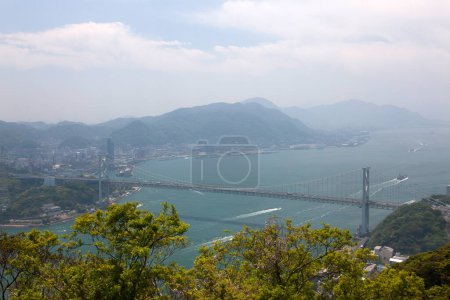 Vista aérea del Puente Kanmon, ciudad de Shimonoseki, Yamaguchi, Japón