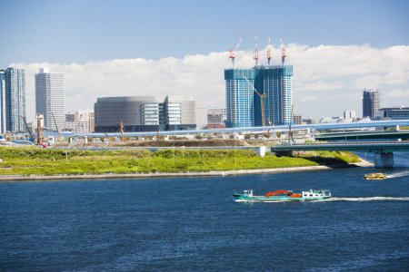 Téléchargez les photos : Paysage urbain moderne avec bâtiments et mer au Japon - en image libre de droit