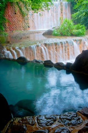 Téléchargez les photos : Bain en plein air avec vue sur la cascade. Yamakawa onsen au Japon - en image libre de droit