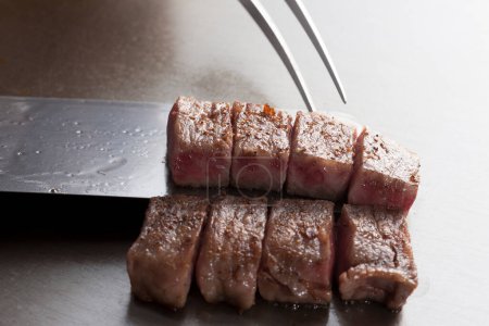 Téléchargez les photos : Vue rapprochée de délicieux steak de boeuf frais avec fourchette et couteau - en image libre de droit