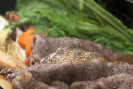 Téléchargez les photos : Sukiyaki, plat japonais de bœuf, légumes et tofu mijoté dans une sauce sucrée - en image libre de droit