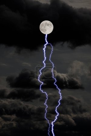Blitze am Nachthimmel und Mond