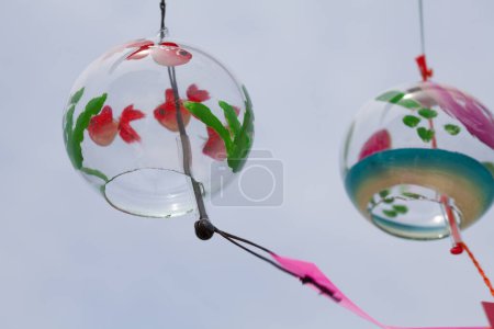 Foto de Coloridas campanadas de viento japonesas en verano. - Imagen libre de derechos