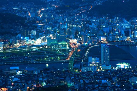 Vista nocturna de la ciudad de Nagasaki, Japón
