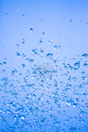 Téléchargez les photos : Gouttes d'eau sur fond de couleur bleue - en image libre de droit