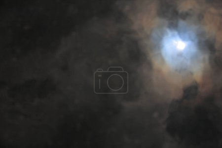 Téléchargez les photos : Lune dans le ciel nocturne avec des nuages sombres - en image libre de droit