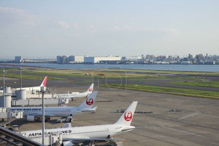 Foto de Aviones internacionales en aeropuerto, vista diurna - Imagen libre de derechos