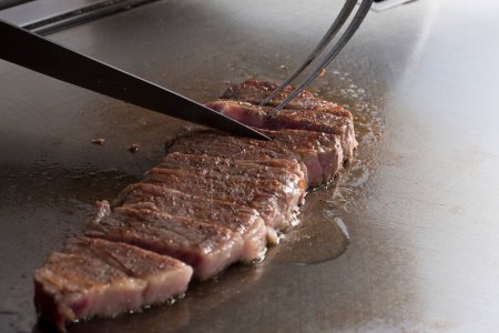 Foto de Vista de cerca de delicioso filete de carne fresca de corte con tenedor y cuchillo - Imagen libre de derechos