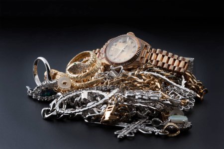 Téléchargez les photos : Bijoux, objets en métal précieux, vue rapprochée - en image libre de droit