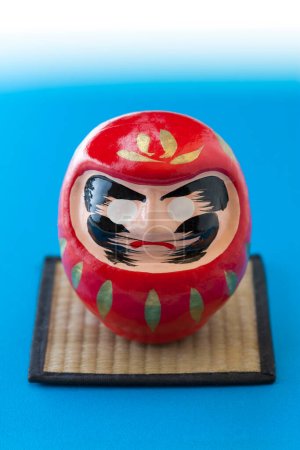 Téléchargez les photos : Poupée Daruma sur fond, La Daruma est une poupée traditionnelle japonaise, - en image libre de droit