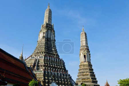 Téléchargez les photos : Temple bouddhiste Wat Arun, Temple de l'Aube. Situé sur les rives de la rivière Chao Phraya - en image libre de droit