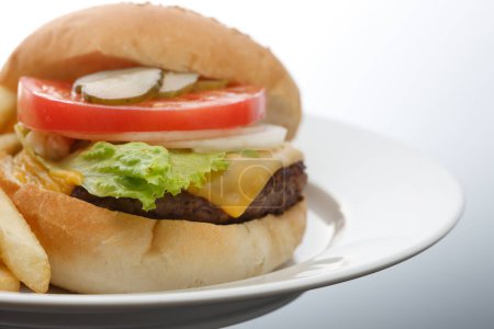 Téléchargez les photos : Hamburger et frites sur plaque blanche, gros plan - en image libre de droit