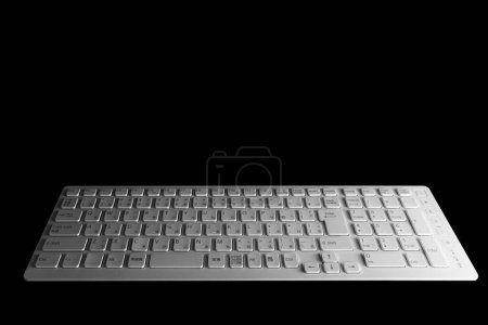 Téléchargez les photos : Clavier PC moderne sur fond noir - en image libre de droit