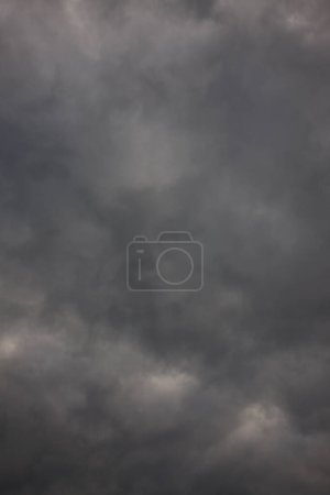 Foto de Cerca de nubes oscuras en el cielo - Imagen libre de derechos