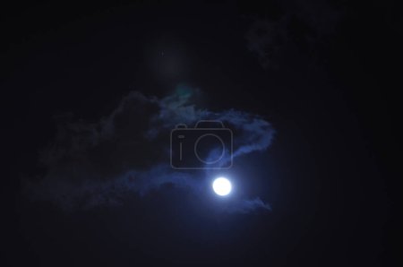 Téléchargez les photos : Lune avec des étoiles dans le ciel nocturne - en image libre de droit