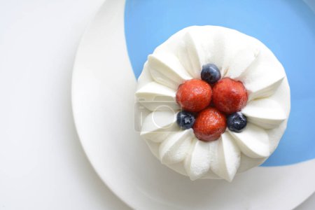 Téléchargez les photos : Vue rapprochée de délicieux gâteau sucré à la crème et aux baies - en image libre de droit