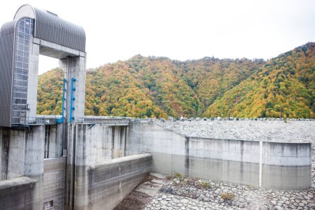 Staudamm des Kraftwerks in Japan
