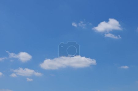 Téléchargez les photos : Nuages blancs moelleux sur un ciel bleu - en image libre de droit
