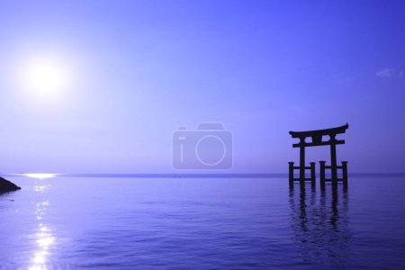 magnifique coucher de soleil sur le lac avec une porte japonaise