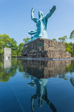Téléchargez les photos : Statue de la Paix de Seibo Kitamura dans le Parc de la Paix de Nagasaki représentant un Japonais rappelant les conséquences de la guerre nucléaire et appelant au désarmement nucléaire. - en image libre de droit