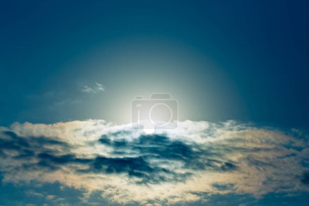 Téléchargez les photos : Coucher de soleil lumineux ciel arrière-plan avec soleil et nuages - en image libre de droit