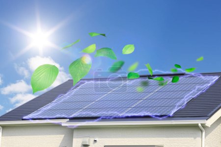 Téléchargez les photos : Feuilles vertes et panneaux solaires sur le toit de la maison - en image libre de droit