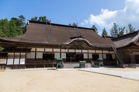 Templo en el área de Kongobu-ji Danjo Garan, un complejo histórico de templos budistas en Koyasan, Koya, distrito de Ito, Wakayama, Japón