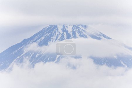 Téléchargez les photos : Belle montagne fuji avec neige au Japon sur fond de nature - en image libre de droit