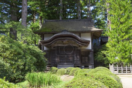 Foto de Templo en el área de Kongobu-ji Danjo Garan, un complejo histórico de templos budistas en Koyasan, Koya, distrito de Ito, Wakayama, Japón - Imagen libre de derechos