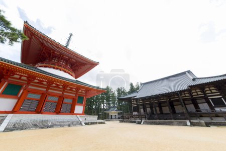 Téléchargez les photos : Temple dans la région de Kongobu-ji Danjo Garan, un complexe historique de temple bouddhiste à Koyasan, Koya, district d'Ito, Wakayama, Japon - en image libre de droit