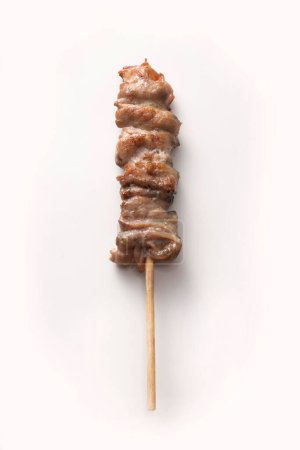 Foto de Delicioso pincho de barbacoa a la parrilla con carne sobre fondo blanco, vista de cerca - Imagen libre de derechos