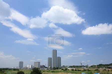 Futako Tamagawa Rise Tower und Residenz und blauer Himmel, Tokio, Japan