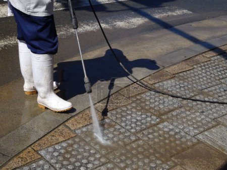 Téléchargez les photos : Nettoyage de rue asphaltée au Japon - en image libre de droit