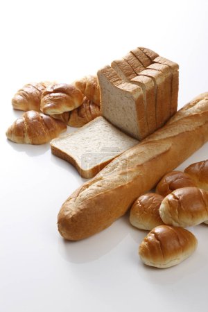 Téléchargez les photos : Vue rapprochée des différents pains et petits pains frais sur fond blanc - en image libre de droit
