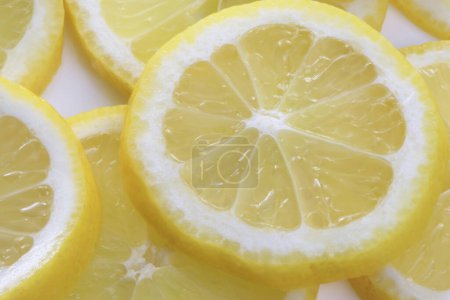 Téléchargez les photos : Vue rapprochée de tranches de citron juteuses fraîches et mûres - en image libre de droit