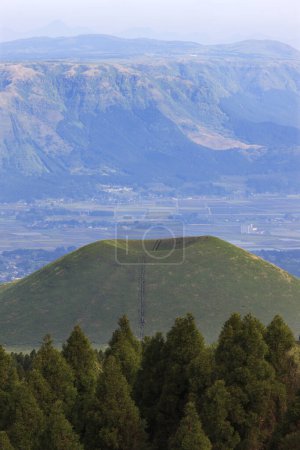 Foto de Volcán Aso, Monte Aso ubicado en el Parque Nacional Aso Kuju en la Prefectura de Kumamoto, en la isla de Kyushu - Imagen libre de derechos