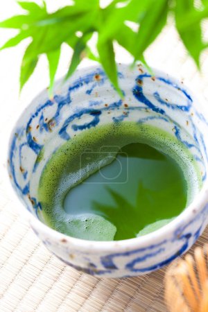 Téléchargez les photos : Matcha japonais thé vert dans le bol - en image libre de droit