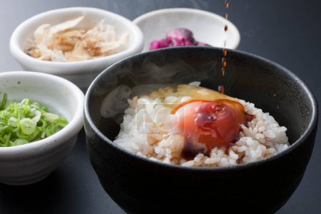 Foto de Tazón de arroz sabroso con huevo crudo y verduras frescas, cocina tradicional japonesa - Imagen libre de derechos