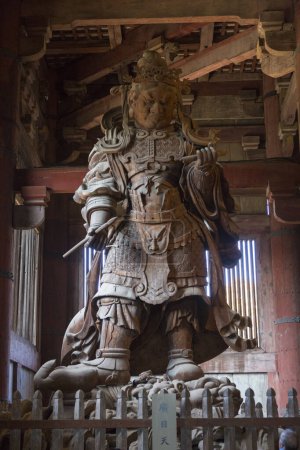 Téléchargez les photos : Plan panoramique d'une statue ancienne dans un sanctuaire japonais - en image libre de droit