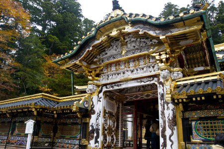 Téléchargez les photos : Plan panoramique de touristes visitant l'ancien sanctuaire japonais - en image libre de droit