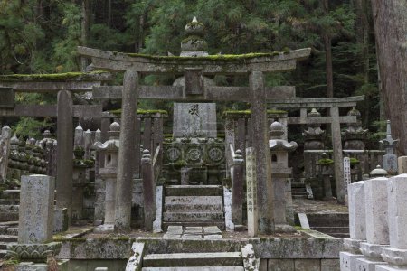 Foto de Antiguo cementerio budista de Okunoin en Koyasan, Japón - Imagen libre de derechos
