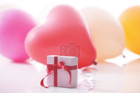 Foto de Caja de regalo con globos sobre fondo blanco - Imagen libre de derechos