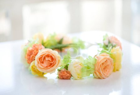 Téléchargez les photos : Vue rapprochée de belles couronnes florales avec des roses sur fond blanc - en image libre de droit