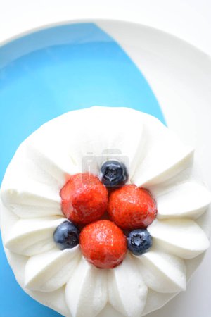 Téléchargez les photos : Vue rapprochée de délicieux gâteau sucré à la crème et aux baies - en image libre de droit